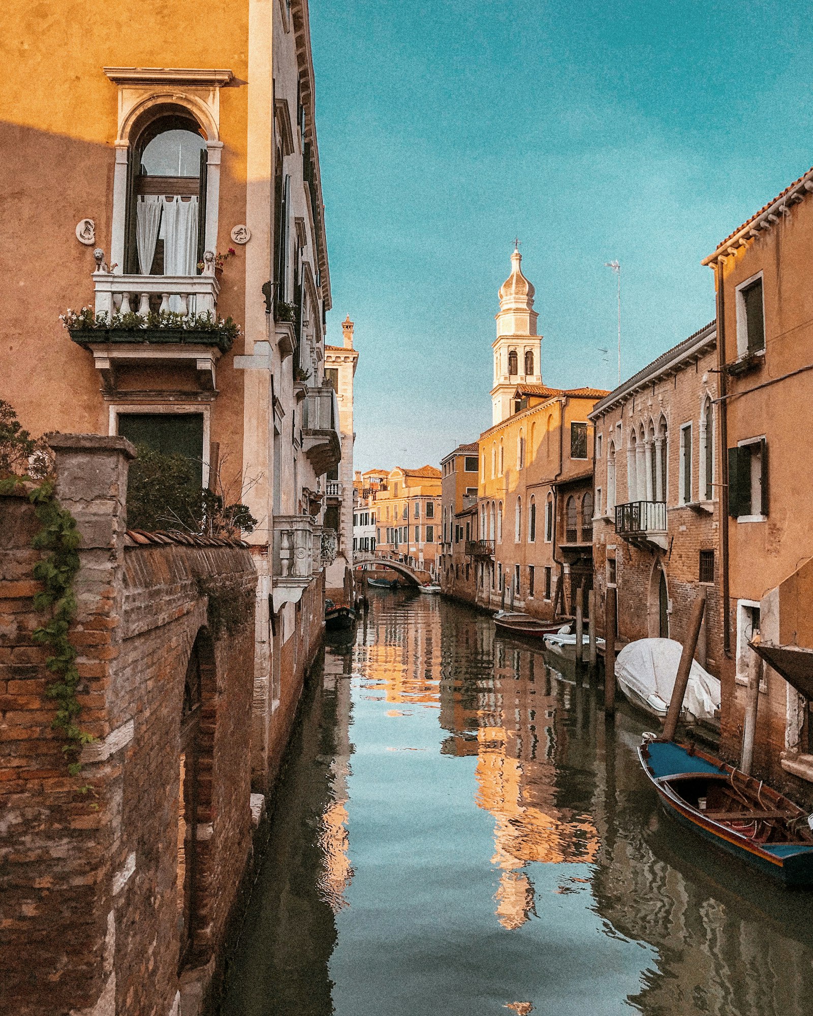Canale veneziano vuoto all'alba